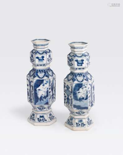 A PAIR OF BLUE AND WHITE HEXAGONAL-SECTIONEDVASES