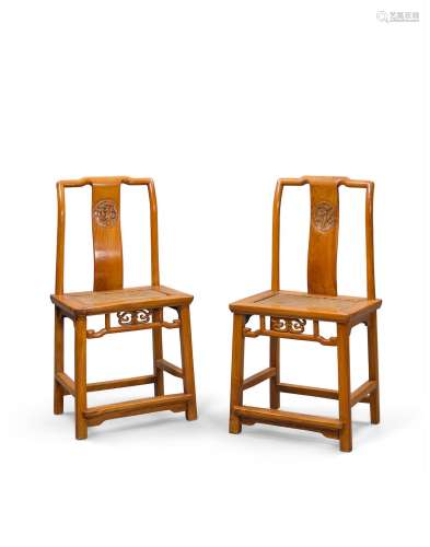 A PAIR OF ELMWOOD SIDE CHAIRS
