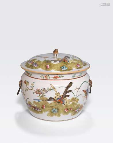 A FAMILLE ROSE ENAMELED FOOD VESSEL AND COVER