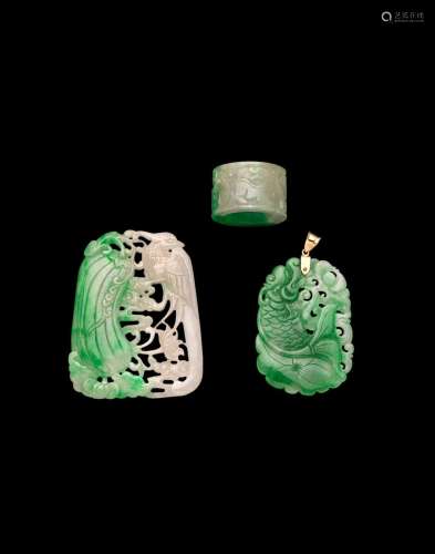 A GROUP OF THREE MOTTLED GREEN AND WHITE JADEITEDECORATIONS