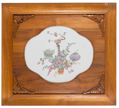 A FRAMED PORCELAIN WALL PLAQUE WITHFAMILLE ROSE ENAMEL DECORATION