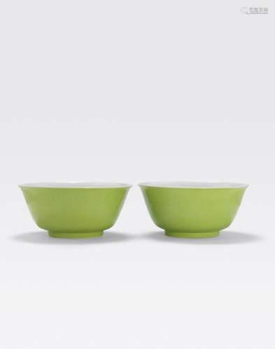 A PAIR OF LIME GREEN ENAMELED BOWLS WITH INCISEDDRAGON DECORATION