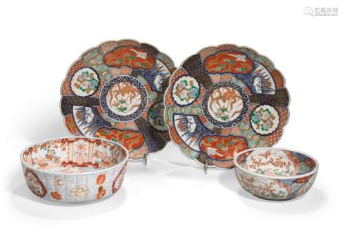 A GROUP OF FOUR IMARI PORCELAIN CONTAINERS