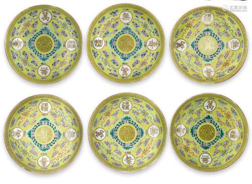 A SET OF SIX YELLOW GROUND WAN SHOU WU JIANGDEEP DISHES WITH GILT AND FAMILLE ROSE ENAMELDECORATION