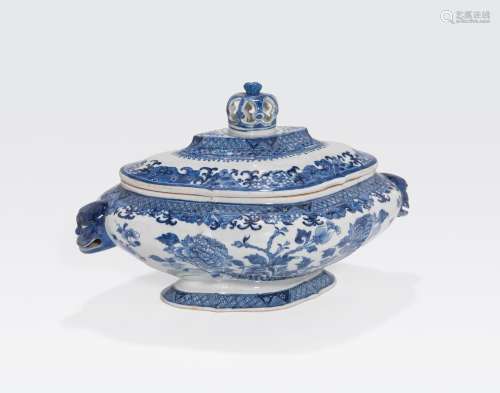 AN UNUSUAL EXPORT PORCELAIN COVERED TUREEN WITHRETICULATED CROWN FINIAL