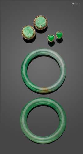 A GROUP OF GREEN JADEITE JEWELRY