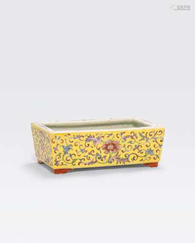 A YELLOW GROUND RECTANGULAR PLANTER WITHFAMILLE ROSE DECORATION