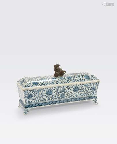 A BLUE AND WHITE RECTANGULAR CENSER WITHRETICULATED COVER