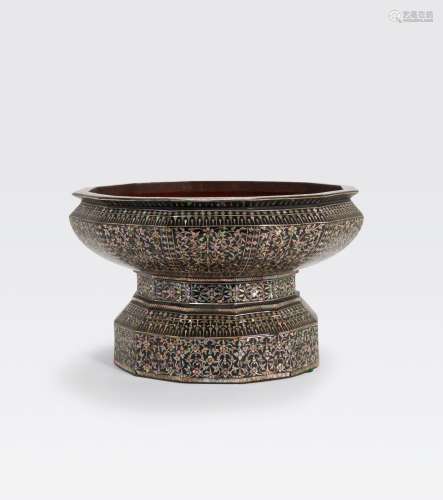 A BLACK LACQUER GROUND OFFERING BOWL WITHMOTHER-OF-PEARL DECORATION