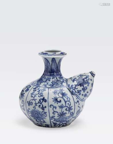 A MING STYLE BLUE AND WHITE KENDI