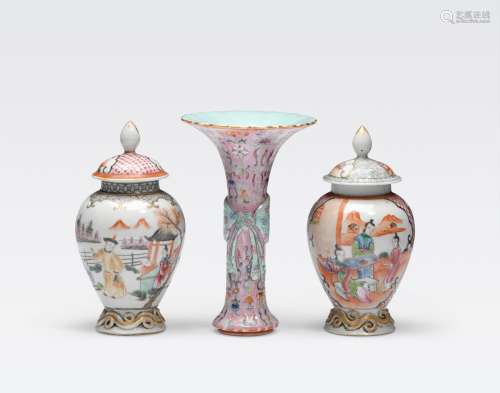 A GROUP OF THREE SMALL FAMILLE ROSE ENAMELEDPORCELAIN CONTAINERS
