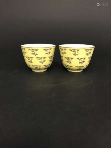A PAIR OF YELLOW-GROUND FAMILLE ROSE CUPS, TONGZHI FOUR-CHARACTER MARK
