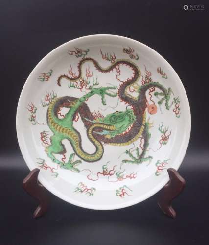 A LARGE FAMILLE ROSE ‘DRAGON’ PLATE