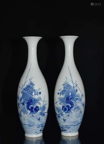 A PAIR OF BLUE AND WHITE VASE, MARK ON BASE