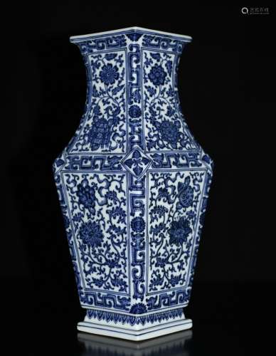 A BLUE AND WHITE FACETED VASE, QIANLONG MARK