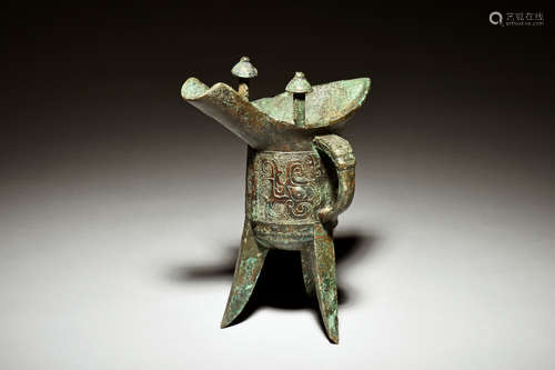 ARCHAIC BRONZE CAST RITUAL WINE VESSEL, JUE