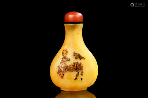 AGATE CARVED 'DEER' SNUFF BOTTLE