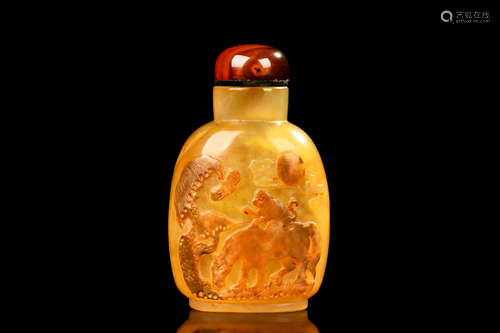 AGATE CARVED 'MONKEY' SNUFF BOTTLE