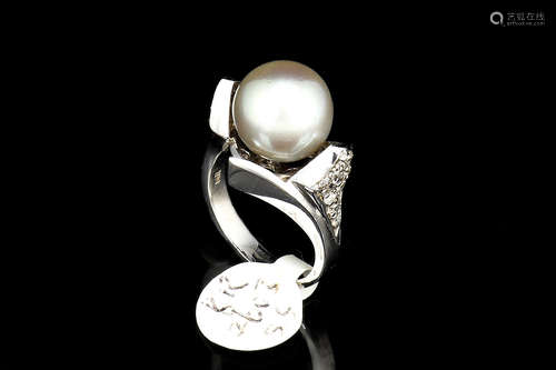 14K WHITE GOLD RING WITH SILVER SOUTH SEA PEARL AND DIAMONDS