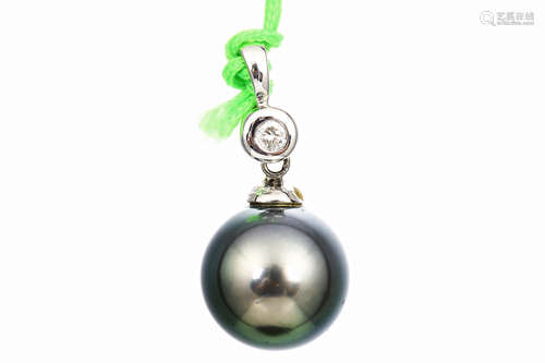 TAHITI BLACK PEARL WITH 18K WHITE GOLD AND DIAMOND PENDANT