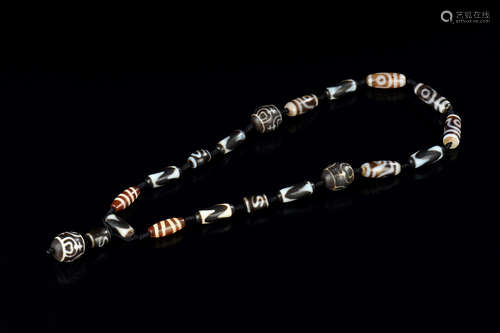 A TIBETAN DZI BEAD NECKLACE WITH PENDANT