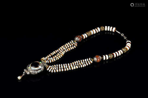 A TIBETAN DZI BEAD NECKLACE WITH PENDANT