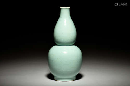 CELADON GLAZED DOUBLE GOURD VASE