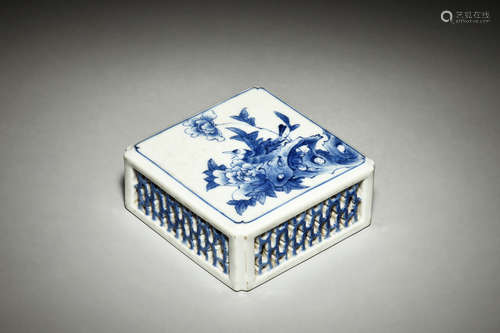 BLUE AND WHITE 'BIRD' PAPER WEIGHT