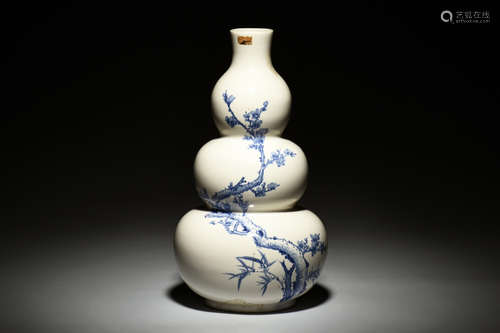 BLUE AND WHITE GOURD VASE