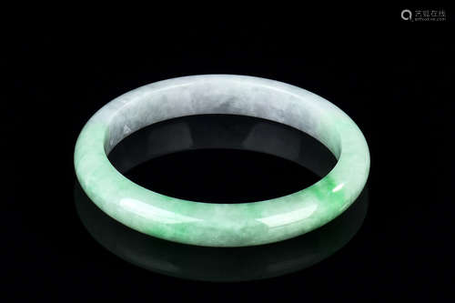 TWO-TONE JADEITE ROUND BANGLE