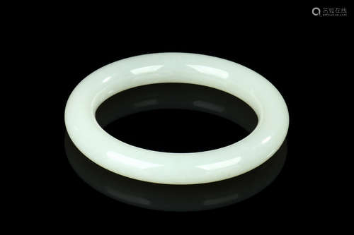 HETIAN JADE ROUND BANGLE