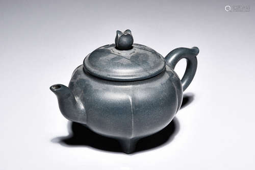 YIXING ZISHA STONEWARE 'LOTUS FLOWER' TEAPOT