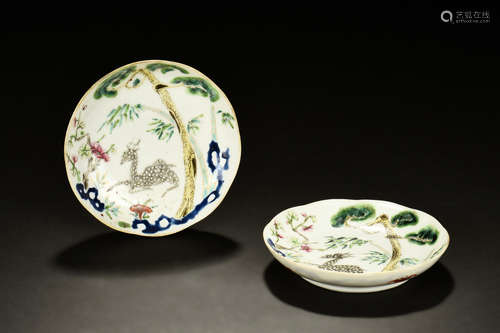 PAIR OF FAMILLE ROSE 'DEER' DISHES