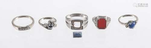 Five white gold rings, to include a 14K ring set