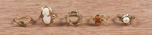 Five yellow gold rings, to include a 14K ring mis