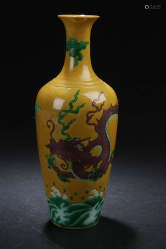 A Chinese Dragon-decorating Porcelain Vase Display