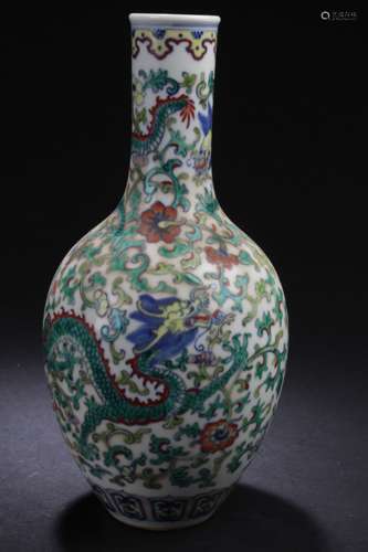 An Estate Chinese Dragon-decorating Porcelain Vase Display