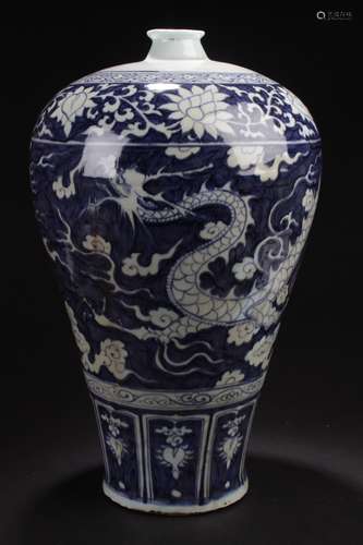 An Estate Chinese Blue and White Dragon-decorating Porcelain Vase