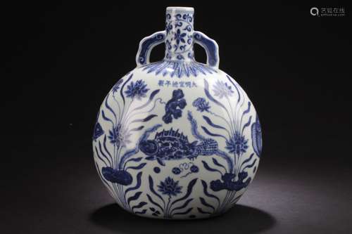 A Chinese Blue and White Aqua-fortune Porcelain Vase Display