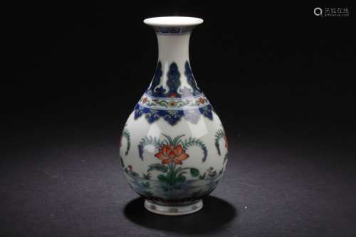 An Estate Chinese Bat-framing Porcelain Display Vase