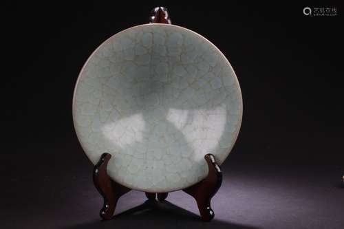 A Circular Chinese Crack-stylePorcelain Plate Display