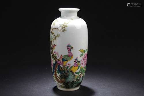 A Poetry-framming Chinese Nature-sceen Porcelain Vase