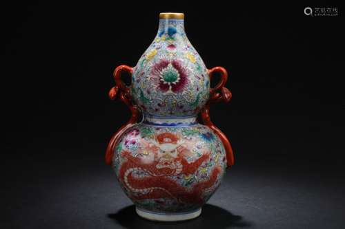 A Duo-handled Chinese Dragon-decorating Estate Porcelain Vase