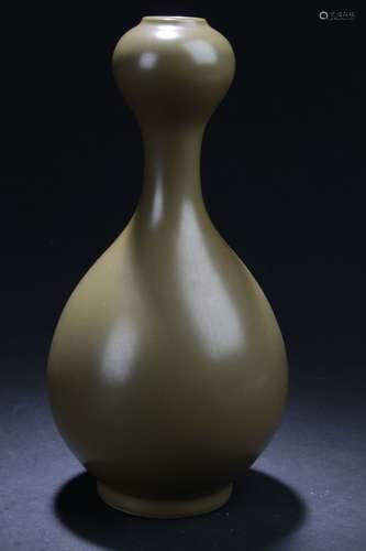 A Garlic-head Chinese Green Porcelain Vase Display