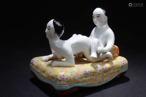 An Estate Chinese Porcelain-made Love-sceen Displaty Statue