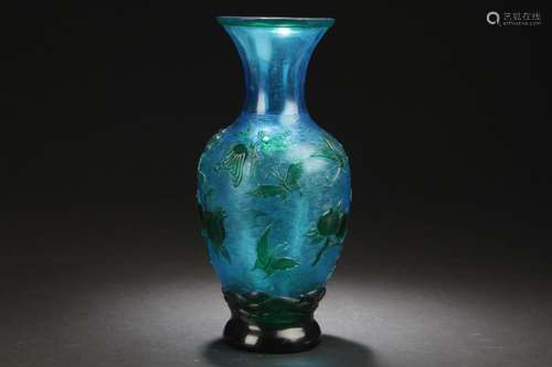 An Overlay Chinese Estate Peking Glass Display Vase