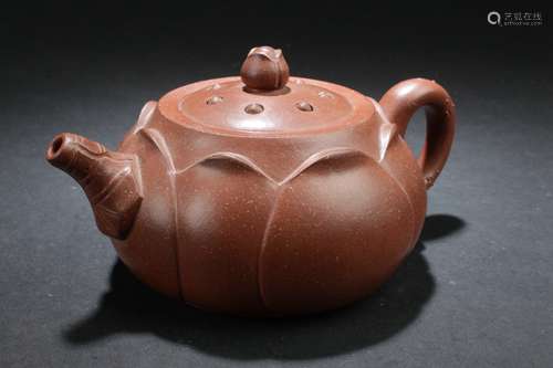 A Loctus-framing Chijnese Estate Tea Pot