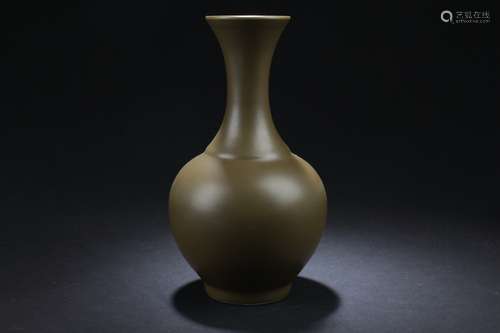 A Chinese Tea-color Estate Plain-style Porcelain Vase