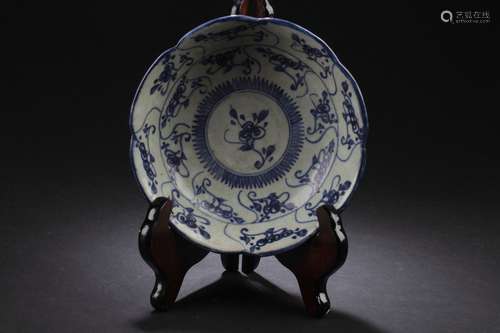 A Chinese Plant-fiilled Porcelain Plate