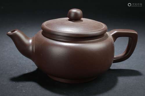 A Classic-shape Chinese Estate Tea Pot Display